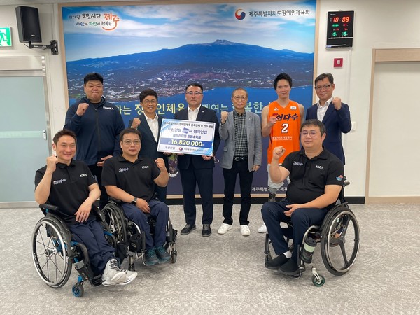 두산건설 오세욱 상무(윗줄 왼쪽에서 2번째), 제주특별자치도장애인체육회 정재훈 상임부회장(윗줄 왼쪽에서 3번째)과 제주삼다수휠체어농구단 선수들이 기념 사진 촬영을 하고 있다. /사진=두산건설