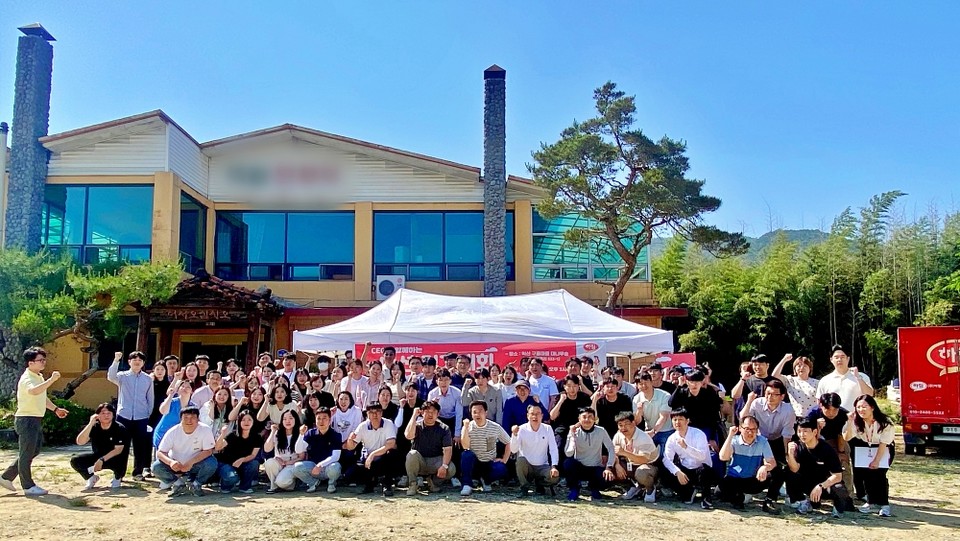 지난 23일 열린 하림 'CEO와 함께하는 미션 걷기대회'에서 정호석 대표이사와 직원이들이 기념촬영을 하고 있다. / 사진=하림