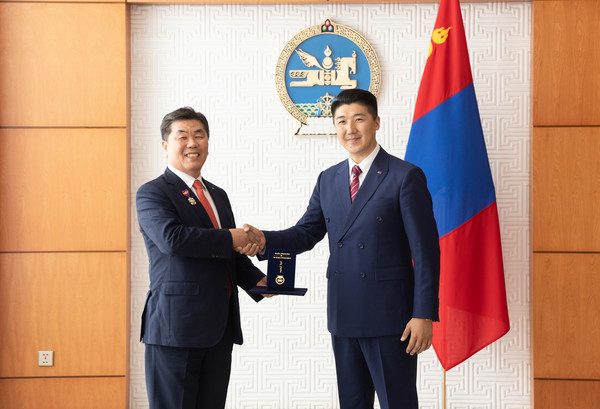 대한항공은 몽골에서 펼친 다양한 사회공헌 활동에 대한 감사의 의미로 몽골 정부로부터 오흐나 후렐수흐 몽골 대통령 명의의 '우정의 메달'을 받았다고 29일 밝혔다. 박요한 대한항공 중국지역본부장이 대한항공 임직원을 대표해 오드바야르 몽골 대통령실 외교정책담당 고문으로부터 메달을 수여받은 후 기념사진을 촬영하는 모습. /사진=대한항공