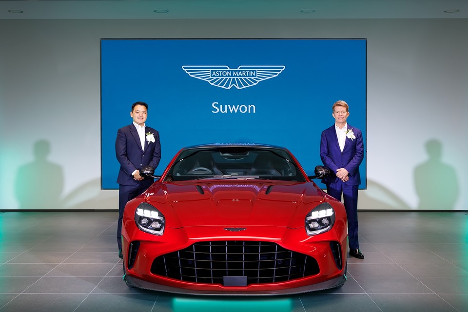 애스턴마틴 수원 전시장에서 권혁민 브리타니아오토 대표(오른쪽)와 그레고리 아담스 애스턴마틴 아시아지역 총괄 사장이 기념촬영을 하고 있다. / 사진=브리타니아오토