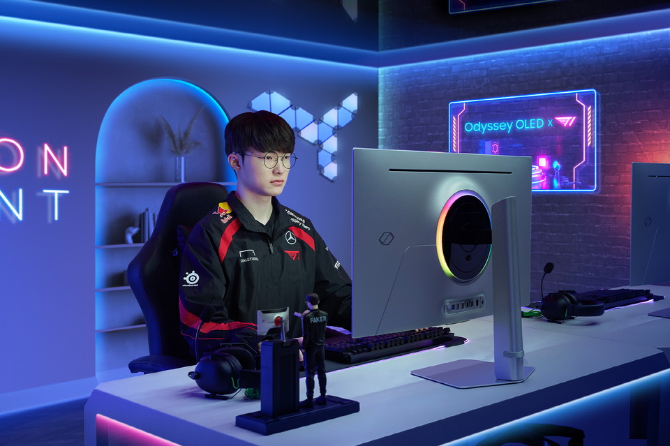 T1 페이커 선수가 삼성전자 OLED 게이밍 모니터 '오디세이 OLED G8'(G80SD)을 소개하고 있다. / 사진=삼성전자