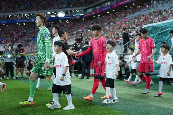 2026 월드컵 2차 예선전에서 대한민국 축구 국가대표와 KT 꿈품교실의 플레이어 에스코트 키즈들이 손잡고 경기장에 입장하는 모습. /사진=KT