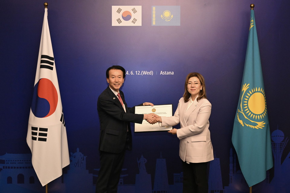 김성주 BNK캐피탈 대표이사(왼쪽)와 마지나 아빌카시모바 카자흐스탄 금융감독원장이 기념 촬영을 하고 있다. / 사진=BNK금융그룹