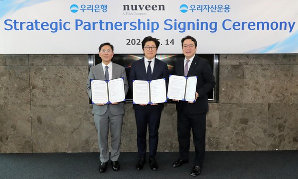 지난 14일 우리은행 본점에서 우리은행과 우리자산운용이 글로벌 자산운용사 누빈(Nuveen)과 전략적 제휴를 위한 MOU를 체결했다. (좌측부터) 우리은행 기업투자금융부문 기동호 부문장, 누빈 장재호 한국대표, 우리자산운용 최승재 대표가 협약식에서 사진촬영을 하고 있다. /사진=우리은행