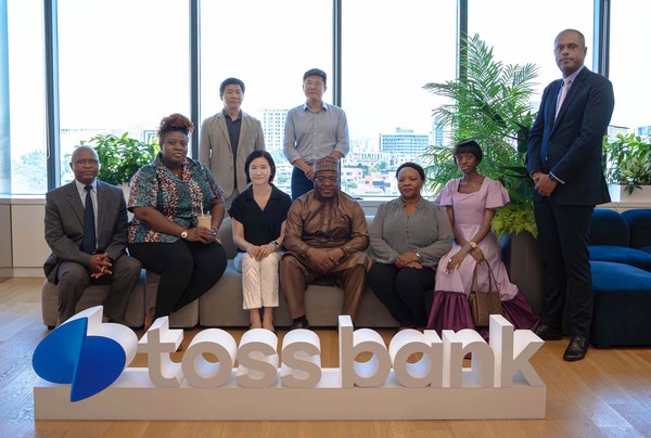 토스뱅크 이은미 대표(왼쪽에서 세번째)가 18일 오전 서울 강남구 토스뱅크 사옥에서 아프리카 3개국(나이지리아·보츠와나·모리셔스) 은행협회 관계자들과 참석자들과 기념촬영 하고 있다. /사진=토스뱅크