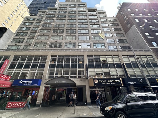 반도건설이 매입한 뉴욕 맨해튼 중심가 미드타운에 위치한 55번가 주상복합아파트 건물. /사진=반도건설
