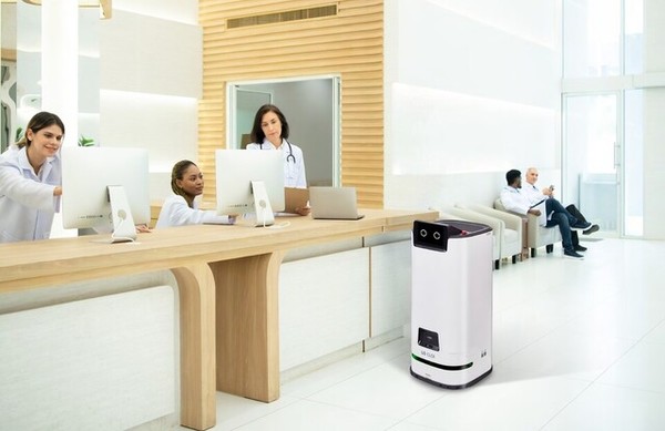 의료현장에서 운영 중인 양문형 LG 클로이 서브봇. / 사진=LG전자