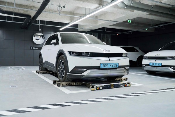 현대위아가 개발한 주차 로봇이 팩토리얼 성수 지하주차장에서 차량을 주차하는 모습. /사진=현대차그룹