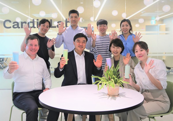 오준석 BNP파리바 카디프생명 대표이사 사장(앞줄 왼쪽에서 두 번째)과 임직원들이 다회용기를 들고 '바이바이 플라스틱 챌린지'에 참여하고 있다. /사진=BNP파리바 카디프생명