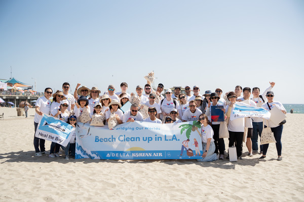 대한항공과 델타항공은 미국 캘리포니아주 로스앤젤레스에서 환경 정화 봉사활동을 실시했다. 사진은 봉사활동에 참여한 양사 임직원들이 기념사진을 촬영하는 모습. /사진=대한항공