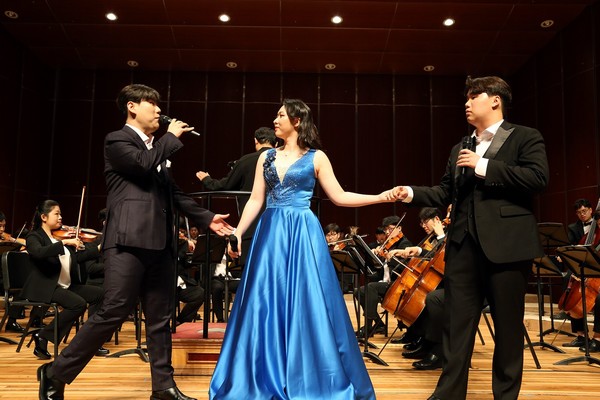 지난 25일 서울시 마포구에 위치한 마포아트센터에서 진행된 '위드콘서트, 기억의 울림'에서 테너 김성현(왼쪽 첫번째), 소프라노 정다연(가운데), 바리톤 이다환 이 열창하는 모습 /사진=신한은행