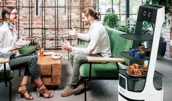 LG전자가 이달부터 'LG 클로이(CLOi) 로봇' 구독 서비스를 본격 시작한다. 고객들은 공감지능(AI) 클로이 로봇을 구독으로 이용하며 초기 구매 비용을 비롯해 전문적인 제품 관리 및 점검에 대한 부담을 해결할 수 있다. 사진은 리테일 매장, 호텔, 병원, 식당 등 다양한 공간에서 활동하는 'LG 클로이 서브봇'. / 사진=LG전자