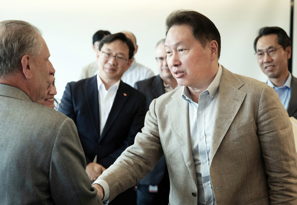 최태원 회장이 지난 2일(현지시간) 뉴저지에 위치한 SK바이오팜의 미국 법인 SK라이프사이언스 본사를 찾아 바이오 사업 현황을 점검하고 있다. /사진=SK그룹