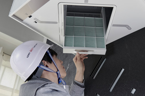 LG전자가 가정용 프리미엄 환기 시스템을 초기 구입비용 부담은 줄이고 전문가의 토털 케어 서비스로 관리는 쉬워지는 구독 상품으로 출시하고 가정용 환기 시스템 대중화에 앞장선다. 사진은 케어 전문가가 제품을 관리하는 모습. /사진=LG전자