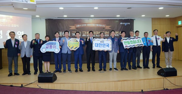 (왼쪽부터) 가천대학교 백승엽 교수, 사랑실은 교통봉사대 손삼호 대장, 새마을교통봉사대 강기자 대장, 녹색어머니중앙회 천경숙 사무총장, 손해보험협회 이병래 회장, 안태준 국회의원, 성일종 국회의원, 우원식 국회의장, 유동수 국회의원, 김기현 국회의원, 이용선 국회의원, 안전생활실천시민연합 강호인 대표, 보험연구원 안철경 원장, 전국모범운전자연합회 김종화 회장, 경찰청 김학관 국장, 서울대학교 한상진 교수 /사진=손해보험협회