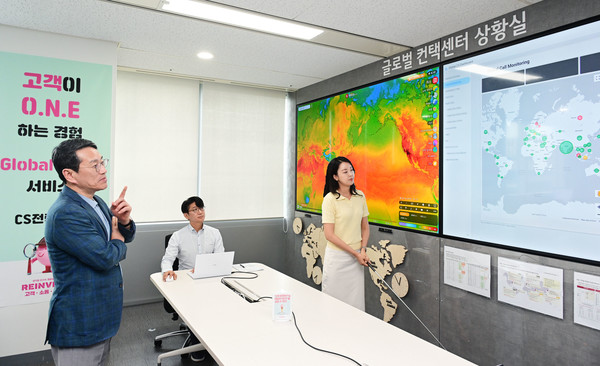 LG전자 조주완 CEO가 지난 9일 서울 마곡 LG사이언스파크 글로벌 컨택센터 상황실에서 해외 법인 산하 상담센터의 실시간 상황을 살피고 있다. /사진=LG전자