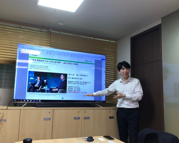 문홍철 DB금융투자 자산전략팀장이 지난 10일 DB금융투자 잠실지점에서 열린 '2024 하반기 채권 투자 전략 세미나'에서 강연하고 있다. / 사진=김현정 기자