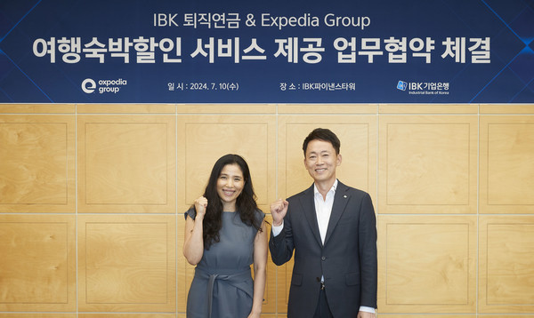 지난 10일 서울 중구 IBK파이낸스타워에서 열린 업무협약식에서 김태형 IBK기업은행 연금사업그룹 부행장(오른쪽)과 이의정 익스피디아그룹 전무(왼쪽)가 기념촬영을 하고 있는 모습 /사진=IBK기업은행