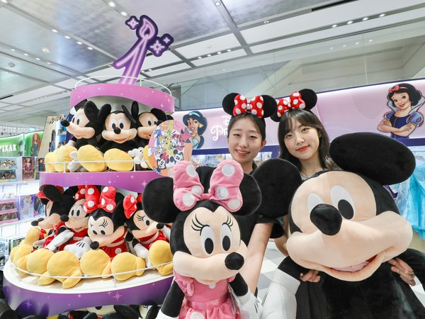 경기도 성남시 현대백화점 판교점 5층 디즈니스토어에서 직원들이 1주년 기념 프로모션을 소개하고 있다. /사진=현대백화점