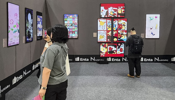 효성티앤에스가 크리에이터 커뮤니티 앱 '엔타' 활동 작가들의 작품을 '어반브레이크 2024'에서 선보이고 있다./사진=효성티앤에스
