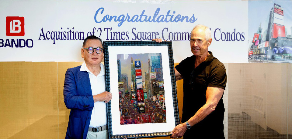 권홍사 반도건설 회장(왼쪽)이 매도자 셔우드 에퀴티의 제프 카츠 회장과 매매계약을 맺고 기념촬영을 하고 있다. / 사진=반도건설