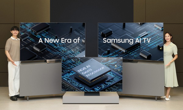 삼성전자 모델이 AI 기능 탑재된 초대형 프리미엄 TV 신제품(Neo QLED 8K, Neo QLED, 삼성 OLED)을 소개하고 있다. /사진=삼성전자