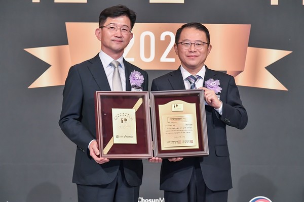 지난 18일 서울시 중구 롯데호텔에서 진행된 '2024 프리미엄브랜드지수(KS-PBI)' 시상식에서 PB부문 17년 연속 1위 수상 이후 신한은행 WM추진부 문진규 본부장(왼쪽)과 한국표준협회 강명수 회장이 기념 촬영하는 모습 /사진=신한은행