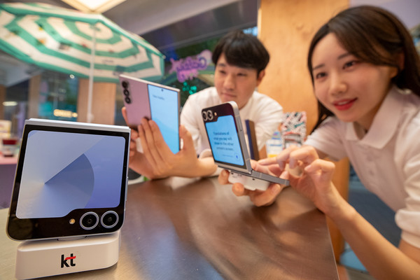 고객이 KT '갤럭시 Z 폴드6·Z 플립6' 사전개통 혜택 설명을 듣고 있는 모습. /사진=KT