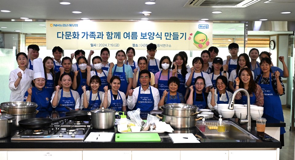 장경민 농협손해보험 부사장(앞줄 왼쪽 다섯번째)과 헤아림 봉사단, 다문화 가족 이주여성들이 기념촬영을 하고 있다. / 사진=NH농협손해보험