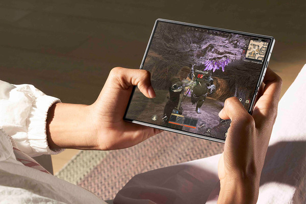 '갤럭시 Z 폴드6'로 '다크앤다커 모바일'을 플레이하는 모습. /사진=삼성전자