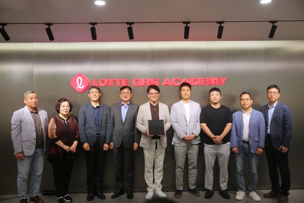 롯데GRS 아카데미 히스토리 뮤지엄에서 차우철 대표이사(가운데)와 사외이사 및 롯데리아 가맹 협의회장등이 참석해 개소식 기념 촬영을하고 있다. /사진=롯데GRS