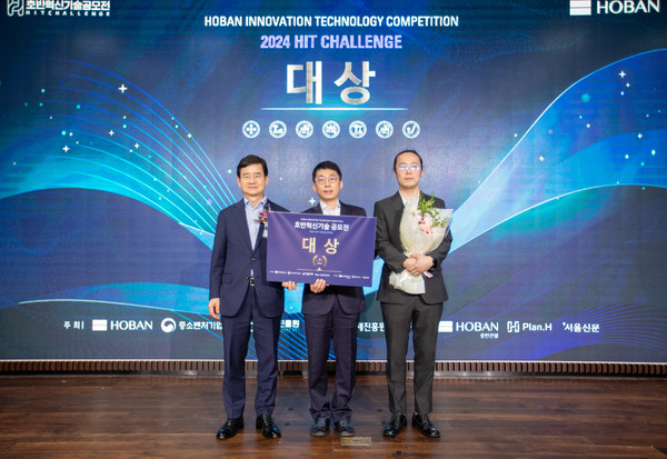 김선규 호반그룹 회장(왼쪽부터), 김경동 올링크 대표, 김정환 올링크 수석이 함께 기념촬영을 하고 있다./사진=호반그룹