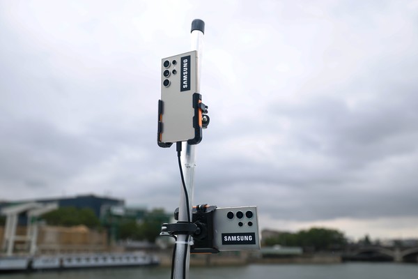 7월 26일(현지시간) 프랑스 파리 센강에서 진행된 올림픽 개막식 퍼레이드 선수단 보트에 생중계를 위해 설치된 '갤럭시 S24 울트라'. /사진=삼성전자