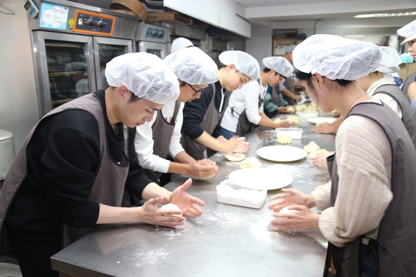 '사랑의 빵 만들기' 봉사활동에 참여한 DL이앤씨 직원들이 밀가루 반죽을 하고 있다./사진=DL이앤씨