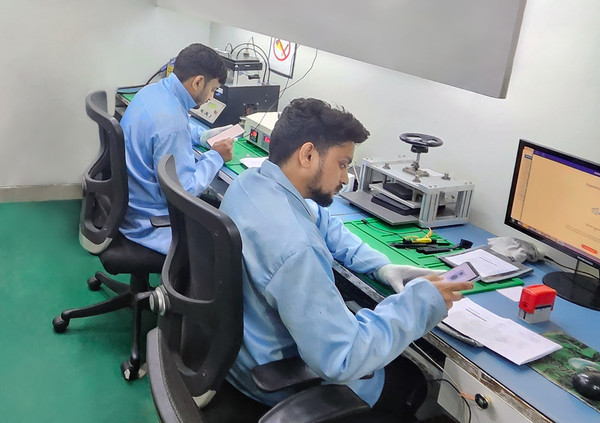 삼성전자 서비스 기술강사가 인도 델리의 서비스센터에 방문해서 서비스 노하우를 전수하는 모습. /사진=삼성전자서비스