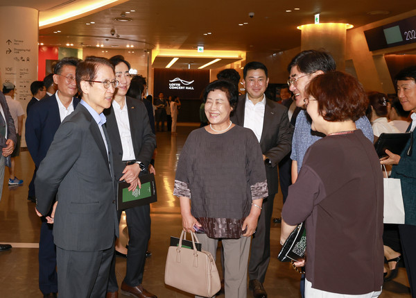 신창재 교보생명 대표이사 겸 이사회 의장(왼쪽)이 지난 7일 교보생명 창립 66주년을 맞아 서울 송파구 롯데콘서트홀에서 열린 '2024 교보 노블리에 콘서트'에서 설계사 및 우수 고객들과 담소를 나누고 있다. /사진=교보생명