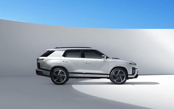 KG모빌리티(KGM)는 12일 신차 '액티언'의 가격과 세부 제품 정보를 공개하고 본격적으로 판매에 돌입했다./사진=KG모빌리티