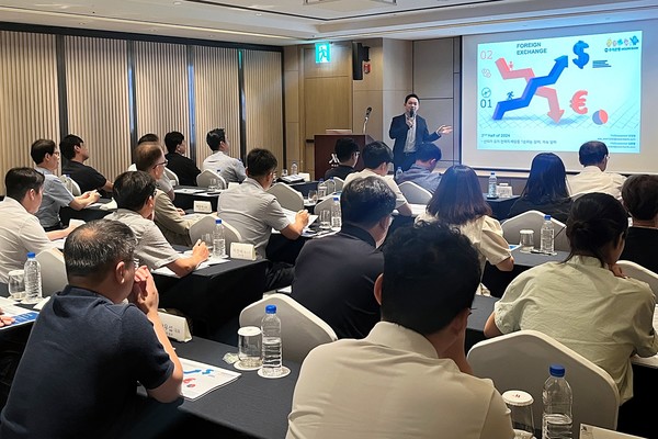 우리은행이 지난 9일 대구에서 유망 중견기업 임직원을 대상으로 '2024년 3분기 환율 세미나'를 개최했다. 세미나에서 우리은행 민경원 선임연구원이 환율 전망에 대해 발표하고 있다. /사진=우리은행