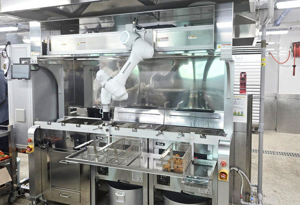 대구광역시 소재 대구팔공초·중학교에 설치된 단체급식 튀김솔루션 이미지. /사진=두산로보틱스