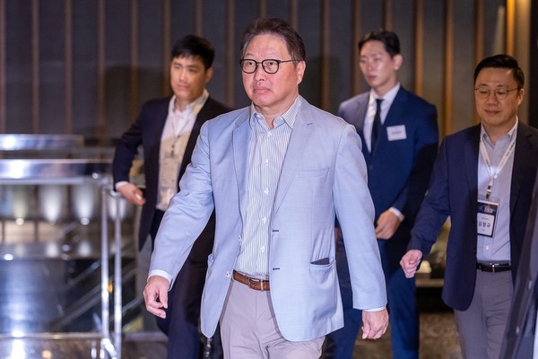 최태원 SK그룹 회장이 19일 오전 서울 광진구 그랜드워커힐에서 열리는 SK그룹 이천포럼에 참석하고 있다./사진=연합뉴스