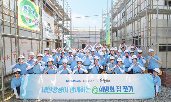 대한항공과 델타항공 임직원 33명이 지난 14일 충청남도 천안시 성거읍 석교리에서 소외된 이웃에 새로운 보금자리를 마련해주는 '희망의 집짓기' 봉사활동을 펼쳤다./사진=대한항공