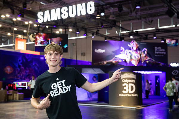 삼성전자 모델이 독일 쾰른에서 열린  '게임스컴 2024'에서 삼성전자 부스를 소개하고 있다./사진=삼성전자