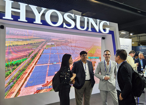 효성중공업은 30일(현지시간)까지 열리는 'CIGRE(국제전력망협의회) 파리세션 2024'에 참가한다. 효성중공업 직원들이 효성의 차세대 전력기술을 소개하고 있다./사진=효성중공업