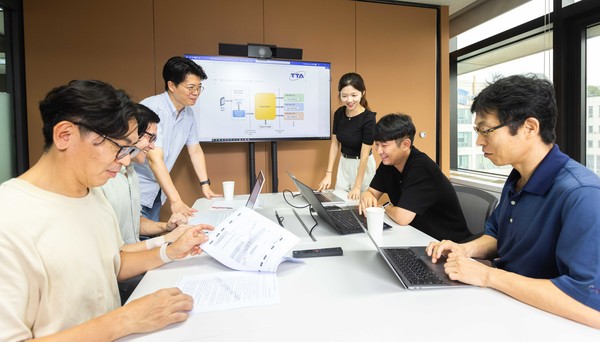 LG유플러스는 KT, SKT와 '네트워크 오픈 API' 표준 공동 제정 및 상용화를 위한 양해각서(MOU)를 체결했다고 28일 밝혔다./사진=LG유플러스