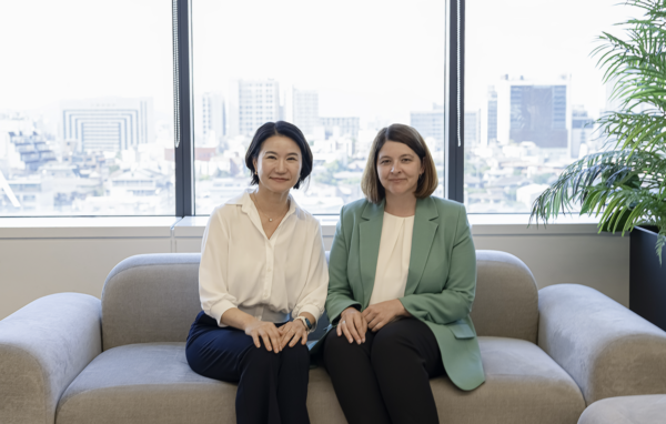 토스뱅크 이은미 대표(왼쪽)와 긴터레이 스케이(Gintarė Skaistė) 리투아니아 재무부 장관이 28일 오후 토스뱅크 본사에서 기념촬영을 하고 있다. /사진=토스뱅크