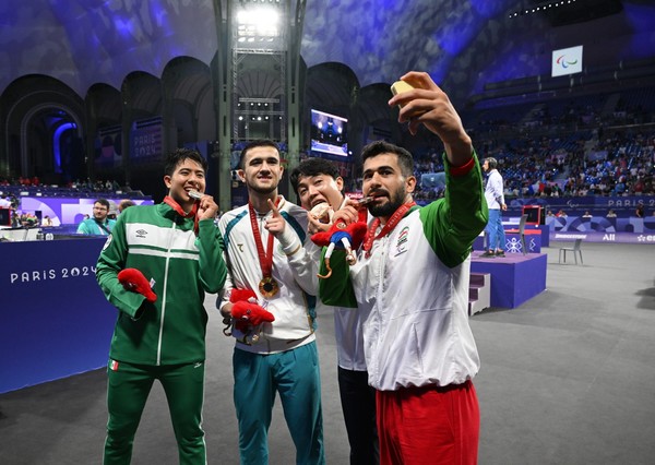 8월 31일(현지시간) 프랑스 파리 그랑팔레(Grand Palais)에서 열린 2024 파리 패럴림픽 장애인 태권도 남자 -80kg급(스포츠등급 K44) 공동 취재구역(Mixed Zone)에서 은메달 루이스 나헤라(멕시코), 금메달 아사드벡 토슈테미로프(우즈베키스탄), 동메달 주정훈(대한민국), 알리레자 바크흐트(이란) 선수가 갤럭시 Z 플립6 올림픽 에디션으로 빅토리 셀피를 찍고 있다. /사진=삼성전자·게티이미지 공동 제공