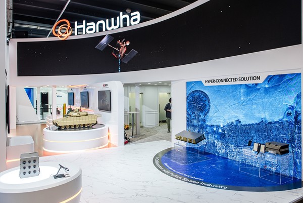 한화시스템은 3~6일(현지시간) 나흘간 폴란드 키엘체에서 열리는 'MSPO 2024'에 참가한다고 4일 밝혔다. 한화시스템 부스 전경./사진=한화시스템