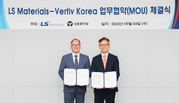 4일 경기도 안양시 LS머트리얼즈 본사에서 진행된 IDC 사업협력 업무협약(MOU)에서 홍영호 LS머트리얼즈 대표(왼쪽)와 김성엽 버티브코리아(Vertiv) 사장이 기념 촬영을 하고 있다. /사진=LS전선