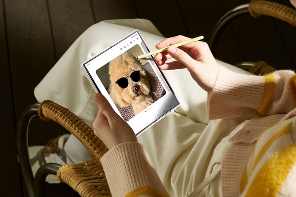 삼성전자 모델이 '갤럭시 Z 폴드6'으로 간단한 스케치를 정교한 AI 이미지로 변환하는 '스케치 변환(Sketch to image)' 기능을 시연하고 있다. /사진=삼성전자