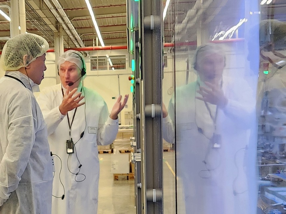 신동빈 롯데회장(왼쪽)이 벨기에 신트니클라스 소재의 길리안 생산 공장을 점검하고 있다. / 사진=롯데